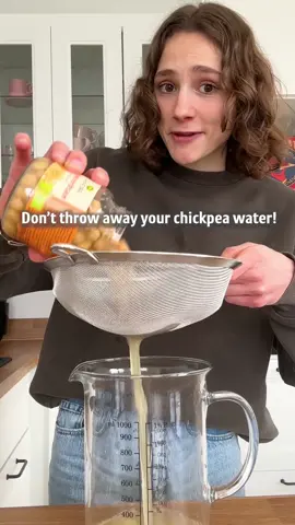 VEGAN MAYO🌱 This vegan Mayo is 100% foolproof, made in 2mins and tastes better than the store bought mayo.🤗 And you can customize it by adding different spices.🤓 RECIPE (2 jars, 2min prep time): -water of a can of chickpeas (about 1/2cup {125ml}) -1 Tbsp lemon juice -1 Tsp mustard -1 cup- 1 1/2 cups (250ml-350ml) neutral flavoured oil (important that it’s neutral flavoured) FIRST blend chickpea water, lemon juice and mustard. Gradually add the oil. After 2-3mins it should have thickened. (The more oil you add, the ticker it gets) Store in the fridge 1-2 weeks. For miso mayo: add 1Tsp miso paste For curry mayo: add 1 Tsp curry powder For gochujang mayo: add 1Tsp gochujang - VEGANE MAYO 🌱 In 2min gemacht! 🙌 Diese vegane Mayo ist 100% idiotensicher, in nur 2min gemacht und ich finde, sie schmeckt besser als Gekaufte. 😋 Und du kannst sie deinem Geschmack anpassen, indem du Gewürze hinzufügst REZEPT (2 kleine Gläser, 2min Zubereitungszeit): -Wasser einer Dose Kichererbsen (etwa 125ml) -1 El Zitronensaft  -1 Tl Senf -250ml-350ml neutrales Öl (wichtig, dass es neutral schmeckt) MIXE zuerst  Kichererbsenwasser, Senf und Zitronensaft/GIB schrittweise das Öl dazu/NACH 2-3min sollte sie angedickt sein. (je mehr Öl du nimmst, desto dicker wird sie) Hält sich im Kühlschrank 1-2 Wochen. Für Miso Mayo: gib 1 Tl Misopaste dazu Für Curry Mayo: gib 1 Tl Currypulver dazu Für Gochujang Mayo: gib 1 Tl Gochujang dazu #vegancooking #quickveganrecipes #veganrecipes #easyveganrecipes #EasyRecipes #quickrecipes #veganfood 