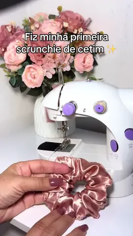 Primeira scrunchie de cetim. Gostaram?🥰✨ Link da Mini máquina aqui na bio 🥰 #fy #costura #dicas #aprendendo #fyp #facavocemesmo #minimaquina #costuracriativa #foryou #viral #artesanato #feitocomamor #rotina #scrunchies 