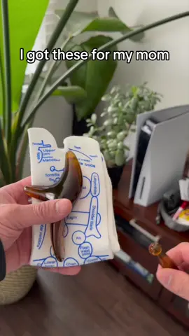 she loved them 🥹 #acupressure #reflexology #reflexologiapodal #reflexologymassage #acupressurepoints #acupressuretherapy #foottherapy #footmassage #footcare #socks #naturalhealing 