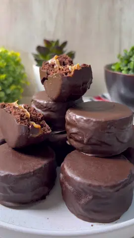 Alfajores de chocolate! Súper fáciles!  Ingredientes:  100 g de harina leudante  50 g de fécula de maíz  25 g de cacao amargo  100 g de azúcar  1 pizca de sal fina  Ralladura de naranja  50 g de manteca fría  1 huevo  350 g de dulce de leche repostero  300 g de chocolate para baño semiamargo  3 cdas. de aceite de girasol  Esta receta rinde 20 tapitas de cortante de 5 cm (10 alfajores) #tiktokfood #AprendeEnTikTok @wossenblanco 