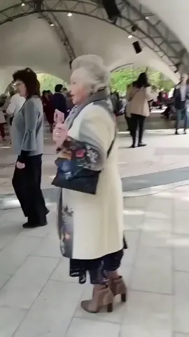 Olha como ela dança cheia de graça. Elegante, com sua bota de salto alto, ela se movimenta, no ritmo da música, de maneira encantadora. Veja: @mariamartha.art Visite o www.50emais.com.br - site feito para você que passou dos 50 anos: Vida Adulta Inteligente #site50emais #50emais #mariamarthaart#dança #dançar #envelhecimento #velha #idosa #mexase #terceiraidade #depoisdos50 #maturidade #site50emais #50emais