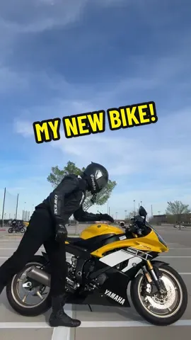 I giggled tehe #biketok #motovlog #biker #r7 #BookTok #howto #helmet #motorcycle #beginner #r6 #ninja400 #r3 #yamaha 