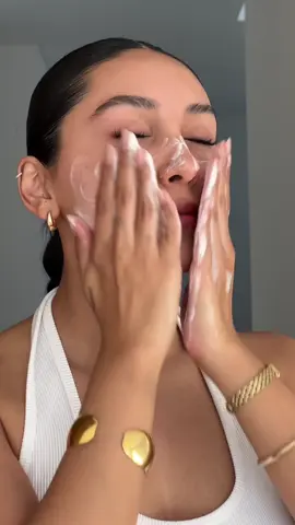 El mejor gel limpiador coreano del condado es este de Cosrx 🫧☁️ no seca la piel, elimina el acné y deja la piel super plumpy y sana 🙂 #pielsana #cosrxlowphgoodmorning #cosrxcleanser #jaboncoreano #limpiezafacial #kbeauty #pielcoreana 