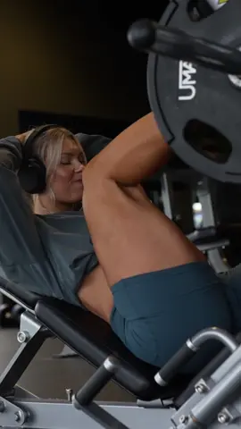 Tree trunk legs supremacy 🫡😤 BADDD DAY TO BE A LEG  gym fits are ofc @Alphalete - code dailey saves Spotify playlist is linked in b!o 🕺🏻