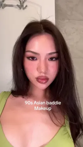 Im obsessed with this makeup like the skinny brows???? Such a slay 😌 