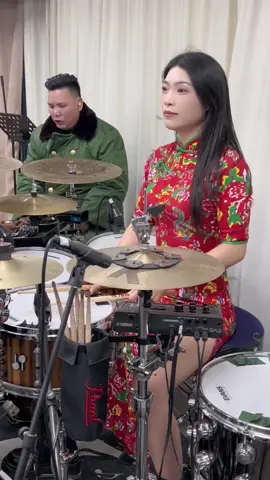 村姑来了，跟边上的大爷，反差大呀。#鼓 #爵士鼓 #music #fyp #架子鼓 #音乐 