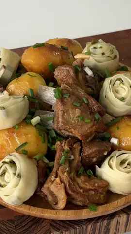 Сырне - идеальный ужин🤌🏼 В тесто вместо зелени по желанию можно натереть морковь, тоже будет красиво, в мантоварке отварите пол часа, либо вместе с мясом на медленном огне два часа. На Ифтар самое то ❤️‍🔥 Ингредиенты: * мясо баранина/говядина 1 кг * картофель 1 кг * лук 1 шт * соль, перец, кр.перец * мука 400 г * вода 150 мл * растительное масло 2 ст.л * соль 1 ч.л