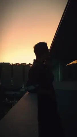 siapa yang membuatmu tersenyum lagi #quotes #kehidupan #tersenyumlagi #fyp #CapCut #kiic #kiickarawang 