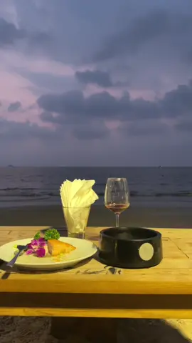 如果一个人，不远千里来到你的城市，只为和你见上一面，别问任何理由，也别管任何结果，你只要深深相信，你一定是他心里最重要的人。#西港🤍🎀 #sihanoukville🇰🇭 