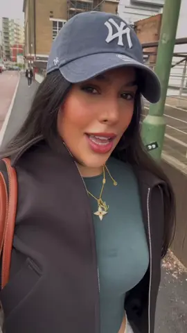 Fashion psychology hack part 1: wear a hat. Scientific studies show it makes you appear more attractive! Also you just feel like a bad b 👄 #hat #accessories #fashionpsychology #psychology #attractiveness 