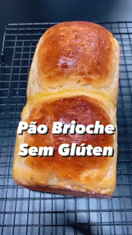 Um delicioso pão sem glúten. 🍞Receita do Pão Brioche  Ingredientes: 100g manteiga em cubinhos 160g farinha de arroz 150g ovos (3 ovos grandes) 1 gema para pincelar o pão  100g fécula de batata  50g polvilho doce  40g açúcar demerara  8g goma xantana  6g sal 5g fermento biológico seco 200g água  Comece preparando a esponja:  Separe os ingredientes da própria receita: 80g farinha de arroz, fermento e 100g de água. Misture e aguarde a ativação do fermento.  Na batedeira: Acrescente todos os ingredientes secos e aos poucos cubos de manteiga, vai batendo devagar e acrescentando a manteiga para incorporar na massa. Acrescente os ovos,esponja e bata mais um pouco. Por último a água, não coloque tudo, a massa precisa ser bem hidratada mas não pode ficar mole. No meu caso eu utilizei o todas da receita que é 200g.  Coloque a massa para fermentar em torno de 4 horas. Deixei 3 horas em temperatura ambiente e 1h na geladeira.  Coloquei na forminha para a segunda fermentação, ficou em torno de 40minutos.  Pincele a gema por cima para dar esse brilho e ficar dourado.  Pré aqueça o forno a 180• e asse até o miolo atingir 95•c. O meu assou em torno de 35minutos. Espere esfriar e se delicie desse pão amanteigado e delicioso. #receitasimples #receitafacil #alimentacaosaudavel #tiktok #nutricionista 