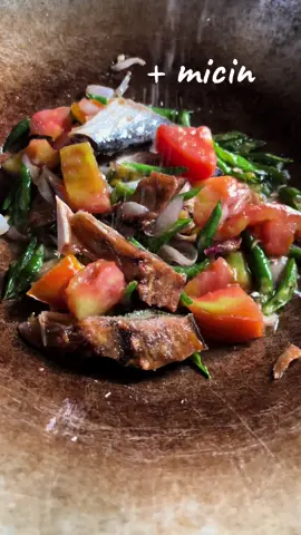 Makan Pakek nasi panas 🤤 Menu sahur paling niqmat. Ikan asinya di rendam pakek air panas sekitar 5 menit biar ga terlalu asin 👌🏻 Yuk recook buat sahur 🫶🏻 . . . #masakanaceh #menusimple #masakdirumah #masaktiktok #foryourpage #ikanasin #fypage 