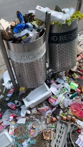 Paisajes en Bogotá a las 10AM. Esto es en la Calle 38 con Transversal 29. Es inaceptable que la gente se encuentre con estos basureros y este desorden. #basura#bogota#contaminacion