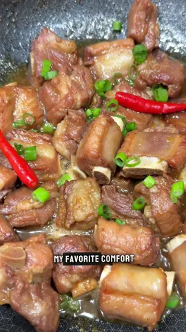 𝘝𝘐𝘌𝘛𝘕𝘈𝘔𝘌𝘚𝘌 𝘊𝘈𝘙𝘈𝘔𝘌𝘓𝘐𝘡𝘌𝘋 𝘗𝘖𝘙𝘒 𝘚𝘗𝘈𝘙𝘌 𝘙𝘐𝘉𝘚  𝗜𝗻𝗴𝗿𝗲𝗱𝗶𝗲𝗻𝘁𝘀: 🔸 2 lbs Pork Spare Ribs 🔸 2 stalk Green Onion, (chopped) 🔸 3 Tbsp Garlic (minced) 🔸 4 Tbsp Fish sauce 🔸 1⁄2 tsp Black pepper 🔸 2 Tbsp Sugar 🔸 1 can Coco Rico 🔸 2 Tbsp Neutral oil 🔸 1/8 tsp Salt (optional) 🔸 Thai chili peppers 𝗜𝗻𝘀𝘁𝗿𝘂𝗰𝘁𝗶𝗼𝗻𝘀: 1. Marinate the Pork Spare Ribs with the chopped Green Onion (white part only), 3 Tbsp Garlic, 1⁄2 tsp Black Pepper, and 3 Tbsp Fish sauce. Mix well. Cover with plastic wrap and let it marinate for at least 1 hour in the fridge or overnight for best results. 2. In a wok, add 2 Tbsp Neutral oil and sprinkle 2 Tbsp Sugar evenly on the oil. Let it caramelize to a brown color.  3. Carefully add in the Pork and mix it well. Let it cook for 3-4 minutes until no longer pink.  4. Pour in 1 can Coco Rico add 1 Tbsp Fish Sauce. Reduce the heat down to medium low. Skim off any impurities. Let it simmer for 35 with the lid on. Occasionally remove the lid to continue skimming impurities and stir the mix to ensure even coating. Taste sauce and adjust to preference. 5. After 35 minutes remove lid. Turn the heat back up to high and cook for about 3-5 minutes to reduce and thicken the sauce. Turn off the stove once the sauce has thickened to your desired liking. Garnish with Thai chili peppers and chopped Green Onion. #cookingvideo #vietnameserecipes #vietnamesefood #suonramman #caramelizedpork #ngonqua #quonlam #vietfood #comfortfood #asianrecipes #asianfood  _________________________________________________ 𝘓𝘪𝘬𝘦, 𝘊𝘰𝘮𝘮𝘦𝘯𝘵, 𝘚𝘩𝘢𝘳𝘦, 𝘉𝘰𝘰𝘬𝘮𝘢𝘳𝘬 𝘪𝘧 𝘺𝘰𝘶 𝘦𝘯𝘫𝘰𝘺 𝘮𝘺 𝘱𝘰𝘴𝘵 💕