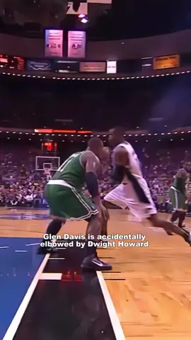Glen Davis is accidentally elbowed by Dwight Howard and has a hard time keeping his balance#fyp #NBA #foryou #basketball #foryoupage 