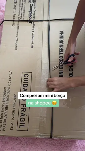 Deveria ter comprado antes🤭🤌🏻😮‍💨 Especificações 👉🏻 ele tem 91 cm de altura , 90 cm de comprimento , 50 cm largura e suporta 30 kg ✨ já veio com colchão e suporte pra mosquiteiro E eu paguei menos de 250$ nele Super indico pra quem tem pouco espaço ou se for querer deixar o bebê no quarto #miniberço #comprasshopee #enxovaldebebe #enxoval #comprinhasshopee