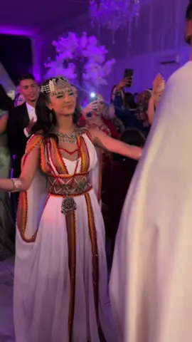 Découvrez la beauté éblouissante de Shahinez dans notre splendide robe Kabyle! ✨  #robekabyle #mariage #naza #business #distinct @DJ KHALIL @Nabil_aarab_déco_traiteur @marwanvideo 