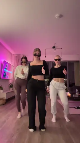 your girl gang you didn‘t know you needed 💕 #timbaland#thewayiare#2000s#triplets#slide#smooth#pourtoi#fyp#foryou @Annalena Thimet 