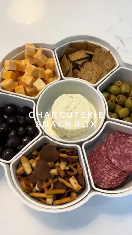 Make a charcuterie board / picnic snack box with me 🧀🫒🥨 so easy to customize & take on the go! ✨ @Trü Frü #trufrupartner #snackbox #charcuterie #charcuteriesnackbox #snacks #asmr #satisfying #charcuterieboard #restock #organization #cheese #cheeseboard #snackideas #thatgirl 