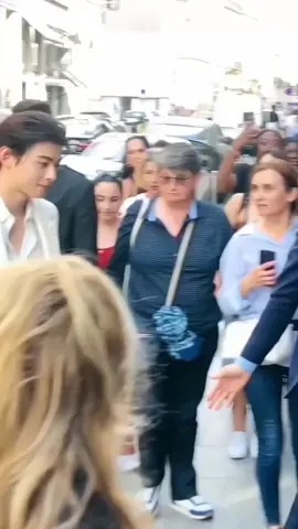 Cha Eunwoo and his lucky fangirl in Paris 😍 #fyp  #asianidol  #idol