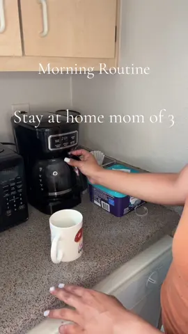 My morning routine as a sahm of 3🥱@Momeez Choice saved the day👏 #fyp #fyppppppppppppppppppppppp #mommorningroutine #morningroutine #sahm #coffee #MomsofTikTok #momtok #lolleezkids #momeezchoicekids #lolleez #momeezchoice 