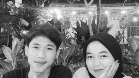 Ya Allah,aku sedang mendampingi laki-laki yang sedang berjuang demi keluarga dan masa depannya.tolong kuatkan dia di setiap perjalanan untuk sampai di ujung cerita,serta berikan dia semangat yg tak pernah padan hingga kebahagiaan menghampirinya🖤 @AG 