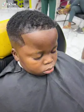 How would you react? 😂 Watch this hilarious video of a boy getting a haircut. His mom kisses him, and when he opens his eyes, he thinks it's his barber who kissed him! 😮 His reaction is priceless! Video created 🎥 @cabrel_nanjip_nyamton #funnyvideos #barbershopprank #kissprank #amrhairbeauty #cute #angryboy