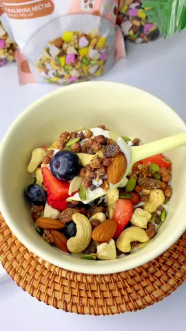 Granola chân ái cho mấy bà mê viên sữa chua sấy😍. Đợt khuyến mãi cuối rồi nhaa 🔥 #vietthaiorganic #eatclean #granola #ngucocbefresco #ngucocsuachua #granolasuachua #suachuasay #xuhuong 