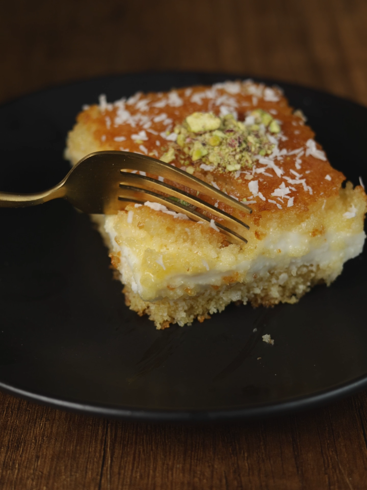 بسبوسة بالقشطة وجوز الهند هشة وطرية #وصفات_سهله #RamadanBakeFest #حلويات_سهلة_وسريعة  #بسبوسه_بالقشطه #شيف_ايلين