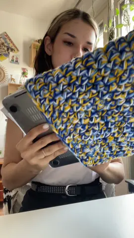 Amíg nem jön új videó a youtubera gondoltam csinálok egy rövid tutorialt egy laptop tartóhoz. A leírást megtalálod hozzá a weboldalamon! 💕 csak az alapok kellenek hozzá.  Ha viszont az alapok még nincsenek meg, akkor ajánlom az első YouTube videóm, amiben mindent nagyon részletesen megtanítok! 🤍  #crochet #horgolás #laptopcase #crocheting #crochetaddict #crochetinspiration 