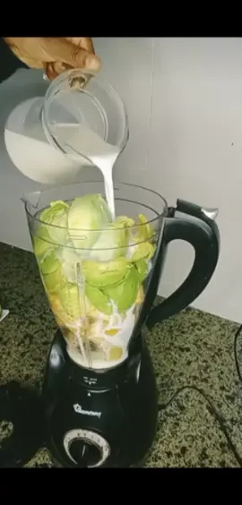 Banana & Avocado Smoothie ,Anyday anytime🥰 https://www.youtube.com/@KeshyMungai #Howtomakeavocadoshake  #AvocadowithMilk #Fruitshake #avocado #avocadomilkshakerecipe #avocadobenefits #weightgainrecipe 