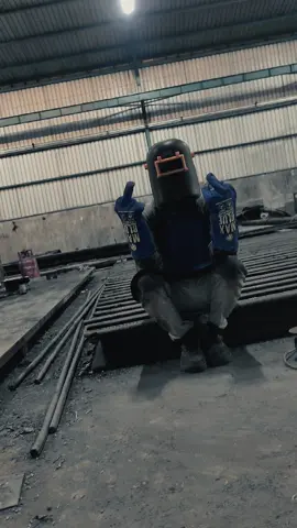 pengendali api 🔥  #menyalaabangkuh🔥🔥🔥🔥🔥  #pengendaliapi🔥🔥 #menyalaabangkuh🔥 #weldermenyapa #welderbatam #weldersofitktok #welder #weldernation #welderindonesia🇮🇩 #penjahitbesi 