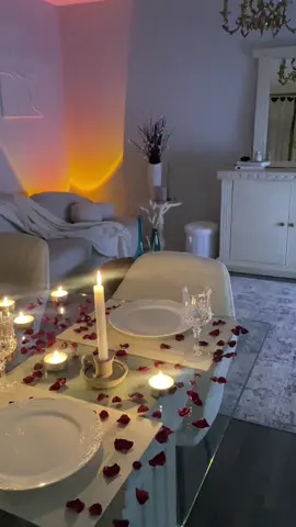 When living together rimes with romantic dinners #interiordesign #pinterestaesthetic #livingroomdecor #trend #amour #datenight 
