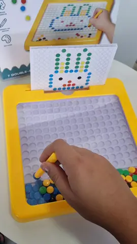 Melhore o movimento fino: com nosso quadro de desenho magnético, as crianças podem aprender a maneira correta de segurar uma caneta e desenvolver as habilidades motoras finas necessárias para escrever. Eles podem deixar sua criatividade correr solta colocando contas magnéticas no local correspondente. #magnetico #educativo #brinquedos 