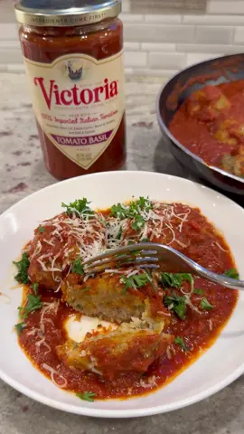 #ad @victoriasauceofficial was the perfect choice to go with my eggplant meatballs. You can really taste that their fresh ingredients are slow cooked with no added preservatives, water or added sugar. Not to mention they're super convenient, too! Grab a jar of any variety of Victoria Pasta Sauce and share all the time you're going to save cooking with your loved ones instead. #VictoriaSauce #easydinnerideas 