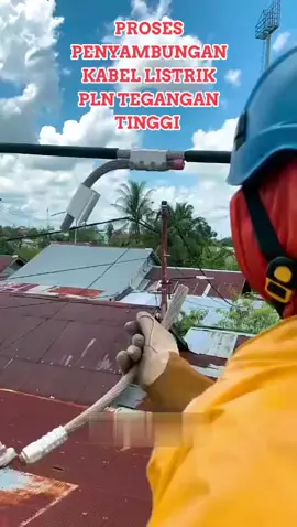 Penyambungan listrik tegangan tinggi #Banjir #kreatorvideo #Viral #fyp #tiktokkreator 