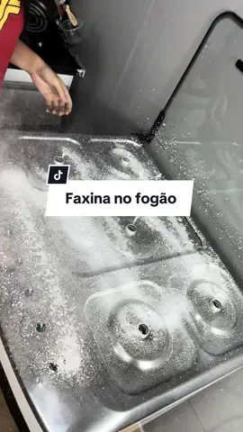 Eu amo tacar espuma em tudo kkkkk #faxina #fogãosujo #cozinhalimpa #limpeza #espuma #dicas #desengordurante 