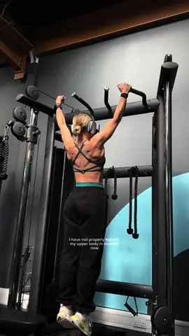 LET’S GET STRONG 🏋🏼‍♀️ ⚡️ Pull ups 3xAMRAP  ⚡️ Dumbbell shoulder press 3x6-9 reps ⚡️ Pendlay row 3x6-10 reps  ⚡️ 3xSS lateral raises 12-14 reps into hammer curls 8-12 reps  ⚡️ 4 rounds of 200m ski, 200m row, 20 wall balls  @DFYNE dc ‘ABBIE’ for the whole fit 