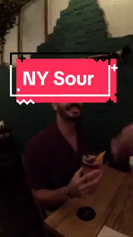🍷🗽 Hoje foi dia de trazer um pedacinho de Nova York para o nosso bar! Preparei para um cliente um clássico NY Sour, um verdadeiro ícone da coquetelaria! Este delicioso drink combina a robustez do bourbon com o toque cítrico do suco de limão, harmonizando perfeitamente com o sabor encorpado do vinho tinto que o cobre elegantemente. 🍇🥃 Criado originalmente no final do século XIX, o NY Sour conquistou o paladar de inúmeros apreciadores ao redor do mundo com sua combinação única de sabores e sua história fascinante! 🌟 Não perca essa viagem sensorial e venha experimentar você também o NY Sour em nosso bar! #BartenderLife #NYSour #ClassicCocktail #Drink #drink #pov #gopro #wupper 