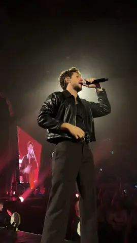 niall performing 