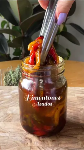 Pimentones en conserva🥫🫑 Ingredientes  3 pimentones  Aceite de oliva  3 cucharadas de Vinagre balsámico  2 dientes de ajo  Sal  Pimienta en grano  Tomillo  Preparación  1. Cortar los pimentones a la mitad y retirar las semillas.  2. Ponerlos en una bandeja para horno y aceitarlos por ambos lados. 3. Llevar al horno a 180ºC durante 1/2 hora por cada lado.  4. Retirar a un bowl, sellar con vinipel y dejar que se enfríen completamente.  5. Retirar la piel y cortar en tiritas. 6. En un recipiente previamente desinfectado, agregar aceite de oliva, vinagre, balsámico, sal, pimienta, ajo y tomillo.  7. Agregar los pimentones, tapar y listo.  #pimentonesasados #pimentonesrostizados #roastedpeppers #cannedpeppers #conservas 