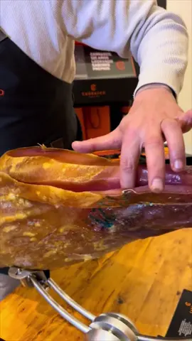We get shown how to carve the most amazing Iberian jamon (ham) by @Víctor Sanchego 🍖🔥 #fyp #foryou #jamon #ham #spanish #foodporn 
