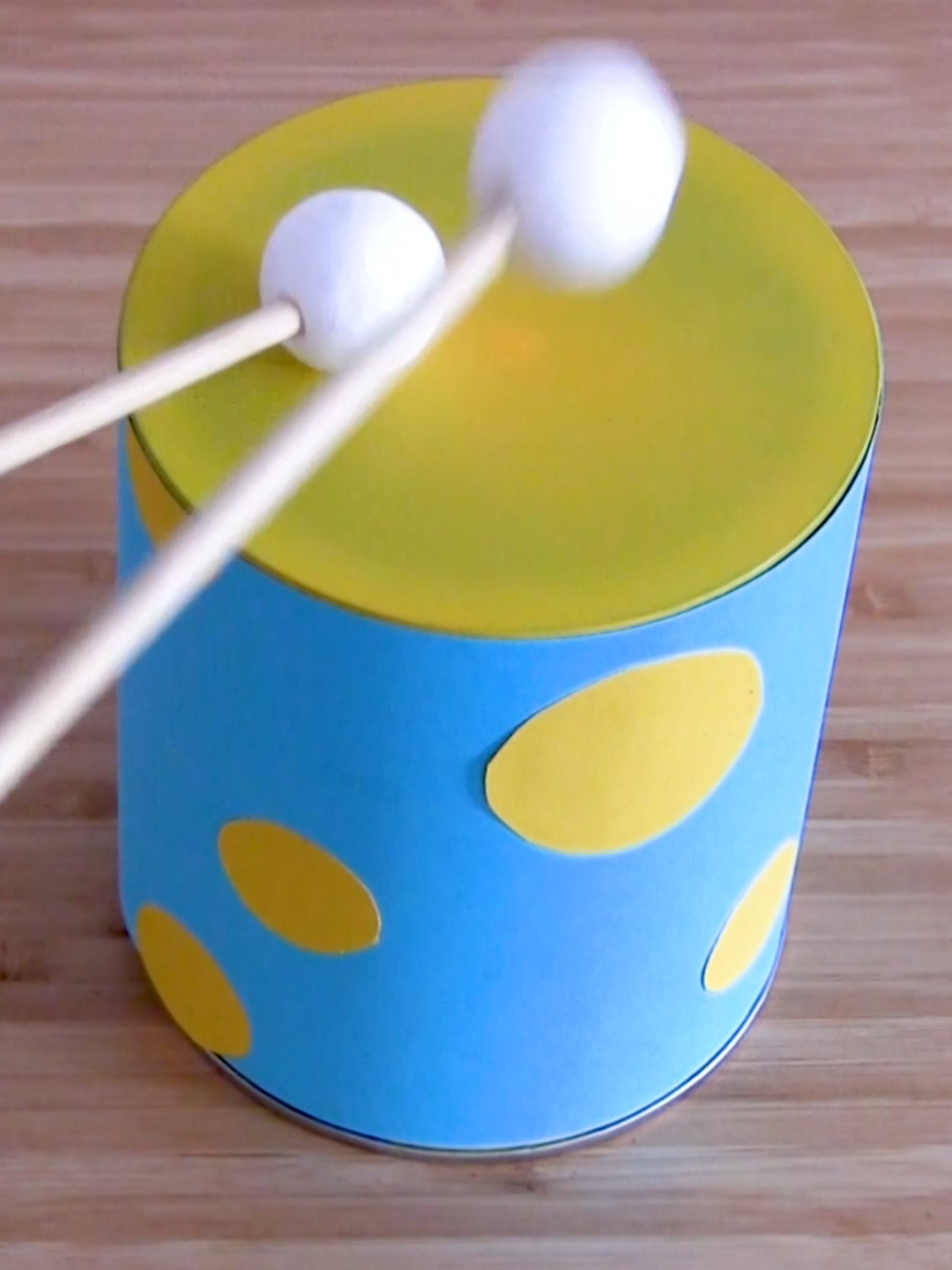 Instrumentos caseros 🥁 Nos encanta reciclar, y con estos instrumentos utilizamos muchísimos materiales reciclados! Os enseñamos cómo hacer estos tres instrumentos de una manera sencilla, y con pocos materiales. 🎷 Os mostramos el paso a paso más detallado de todos ellos en nuestro canal (enlace en @gatorainbow_gatamoon) 🩷 ¿Cuál es vuestro instrumento favorito? Os leemos! 😻 #educacioninfantil #manualidad #gatorainbowgatamoon #instrumentos #craft #prek #kindergarten #diy #músicaparaniños #instruments #recycling #reciclaje