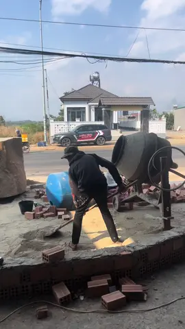 Bởi vì anh lm phụ hồ 😢 /lấy gì mà đòi iu em 😓#xuhuong #cuocsong #fyp #xyzbca 