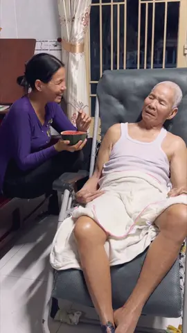 #Ba và con gái,Ba đòi ăn mà không dám cho Ba ăn nhiều làm bộ cho rớt cái cho Ba ngưng ăn #vuivemoingay❤️ .#giaitritiktok 