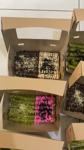 cheeseroll dengan toping saus glaze dan taburan oreo kacang cocok banget nih buat menu buka puasa kalian!😋💗#fypシ #jajananviral #jajanancirebon 