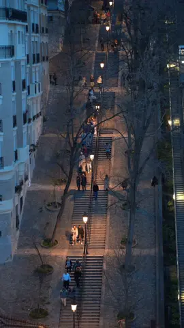 La magie des escaliers de Montmartre ✨ #Paris #VilleLumière #TourEiffel #EiffelTower #pourToi #Montmartre #Rooftop #ToitsDeParis #ParisMaVille #ParisJeTaime #paris   