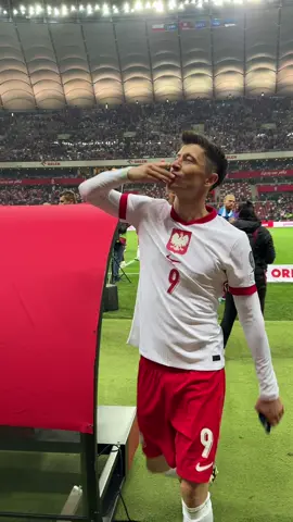 👋 @Robert Lewandowski  #ŁączyNasPiłka #ReprezentacjaPolski 