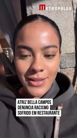 #BellaCampos usou as redes sociais, na noite dessa sexta-feira (22/3), para desabafar e revelar que foi vítima de racismo enquanto esperava uma mesa para jantar em um restaurante de luxo no #RiodeJaneiro (RJ). Nos Stories do Instagram, a atriz disse que foi confundida com um dos funcionários do local por uma cliente branca. #TikTokNotícias 