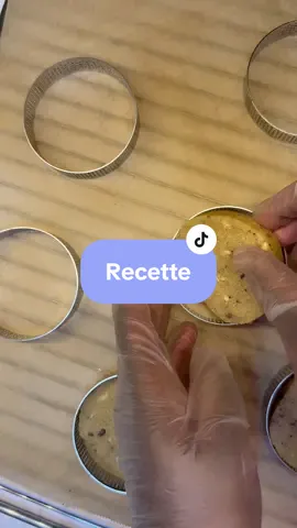 Je les ai enfin tester : les cookies de Cyril Lignac ! 🍪 Croustillant à l'extérieur et fondant à l'intérieur, c'est tout comme j'aime 😌 Je les ai préparé pour mes collègues et ils étaient tous d'accord pour dire qu'ils sont gourmands et addictifs ! 🤤 _____ La recette _____ (Pour 20 cookies) Il vous faut : 120 g de sucre cassonade brun •120 g de sucre • 175 g de beurre • 1 oeuf • 300 g de farine de type T45 • 6 g de levure chimique • 190 g de chocolat au lait • 190 g de chocolat noir • une pincée de fleur de sel • Des noisettes concassées (facultatif) >> Dans un récipient, mettez le beurre, le sucre et la cassonade • Faites une pommade et ajoutez l'oeuf • Mélangez et ajoutez la farine, la levure et la fleur de sel • Coupez les 190 g de chocolat au lait et les 190 g de chocolat noir en morceaux qui feront office de pépites de chocolat (et les noisettes à ce moment, si vous le souhaitez) • Incorporez-les au mélange précédent et terminez le mélange de la pâte • Formez un gros boudin et déposez-le sur une bande de cellophane • Recouvrez et placez le boudin minimum 1h au frigo  Pour la cuisson : Préchauffez le four à 170 degrés • Placez une feuille de papier cuisson sur la grille de votre four • Coupez votre boudin en tranche que vous placerez dans des cercles à tarte pour la cuisson • Enfournez 10min • Démoulez tant que que c'est chaud ! Bonne dégustation ! 🤗 @Cyril Lignac  #els_grdn #chocolovers #cookies #cookies #cyrillignac #recette #gâteaux #patisserie #chocolat